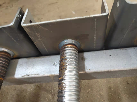 Gato de tornillo de base ajustable con cabeza en U para andamios de 600 mm