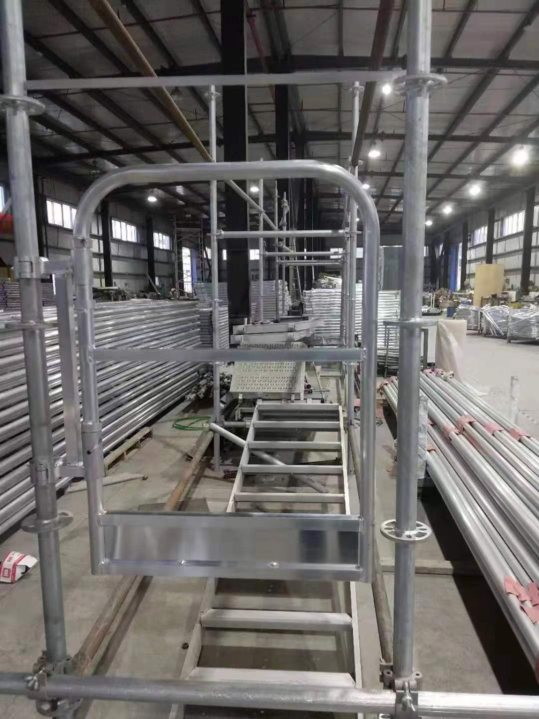 Tamaño de la puerta de acceso a la escalera de aluminio